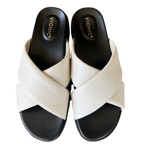 VIONIC VESTA FLATFORM LUG WOMEN’S SANDALS IN BLACK AND CREAM SIZE 11